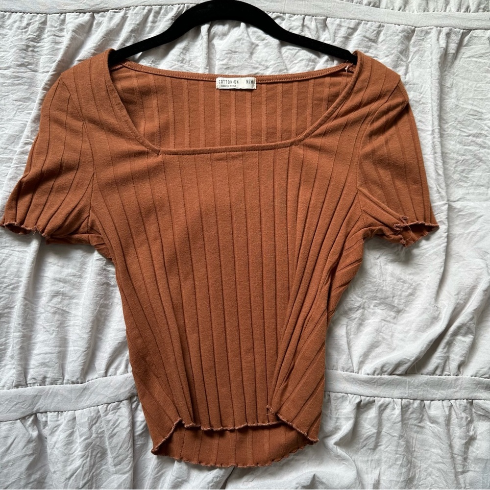 Rust tshirt ribbed detailing
